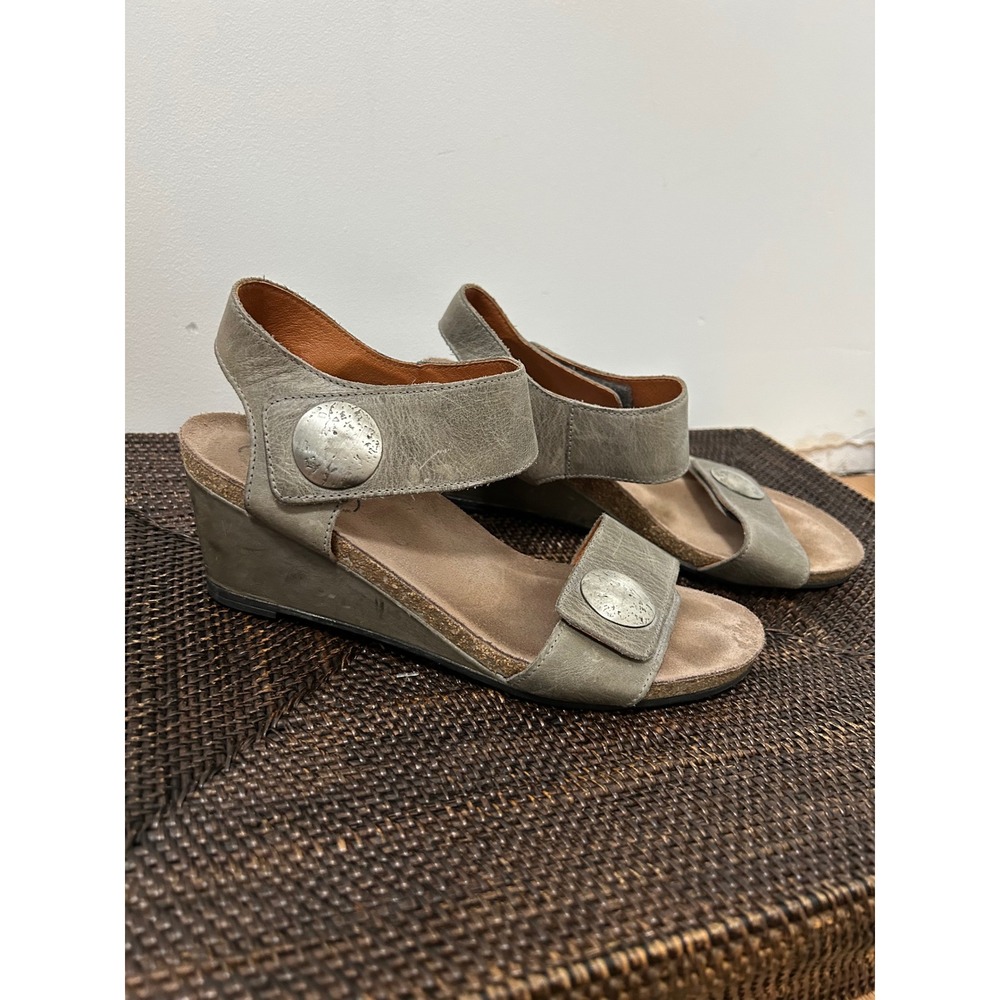 Taos Carousel 2 Women 9-9.5 Grey Leather Medallion Wedge Sandals Boho